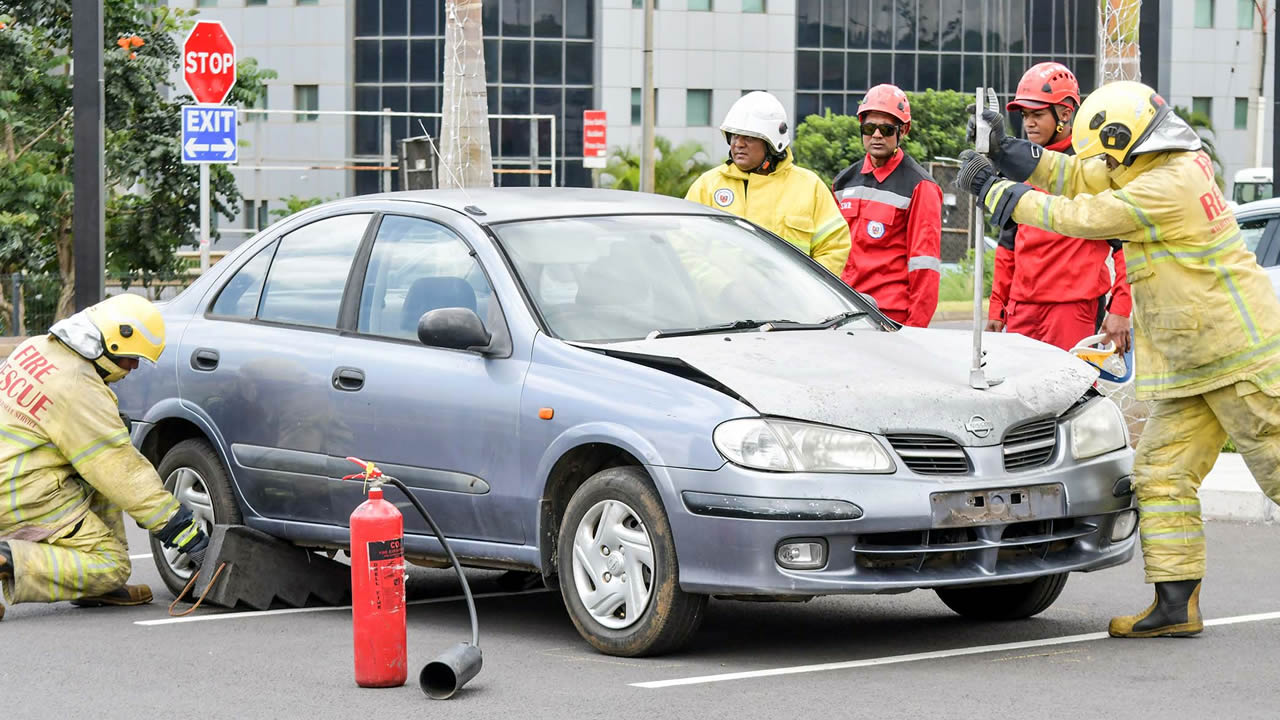 Les services d’urgence, à savoir la police, les pompiers et le SAMU, ont simulé l’extraction et les premiers secours portés à la victime d’un accident de la route.