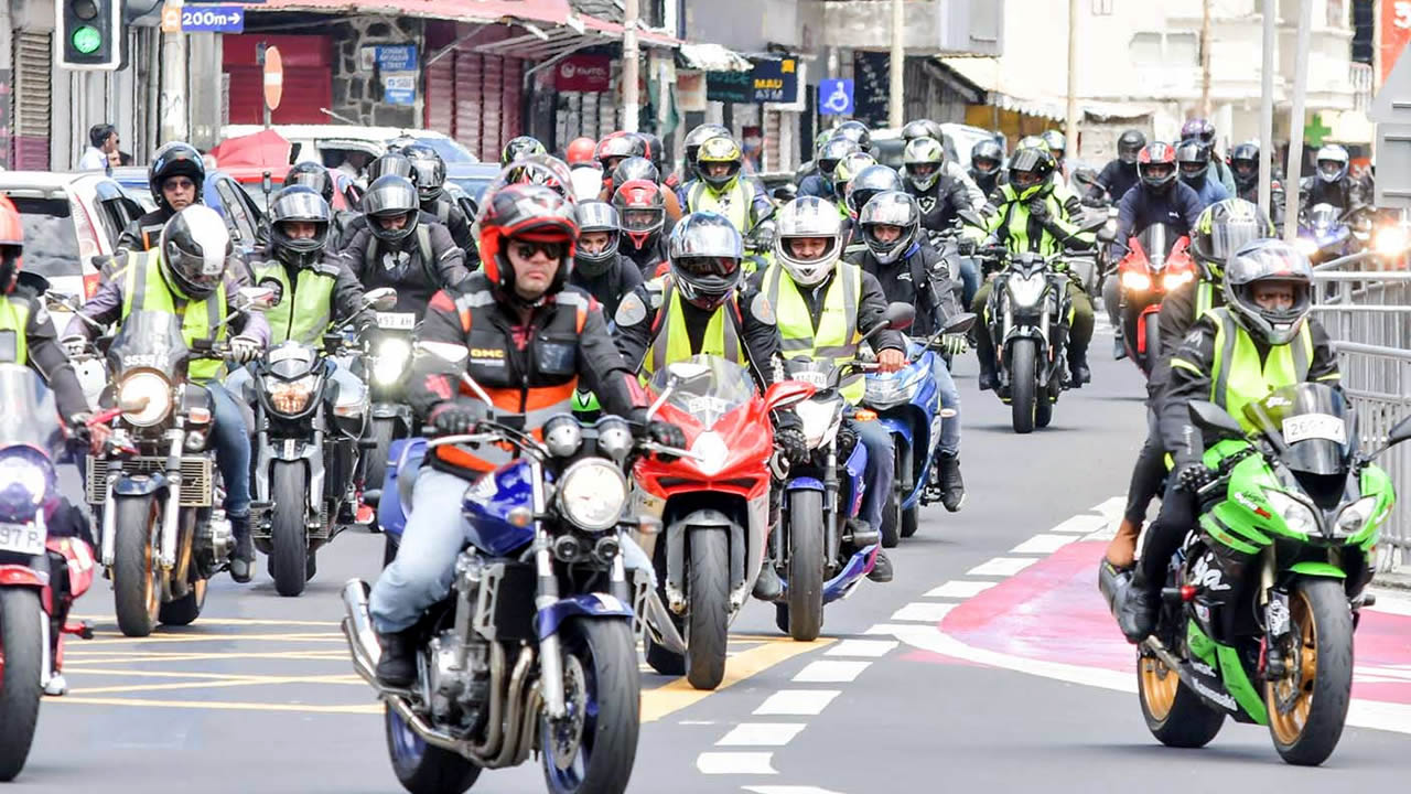 Le cortège de motos est passé par le centre-ville de Rose-Hill.