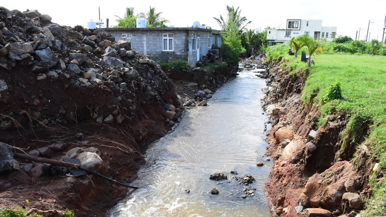 C'est l'accumulation d'eau dans le canal qui a envahi les habitations.