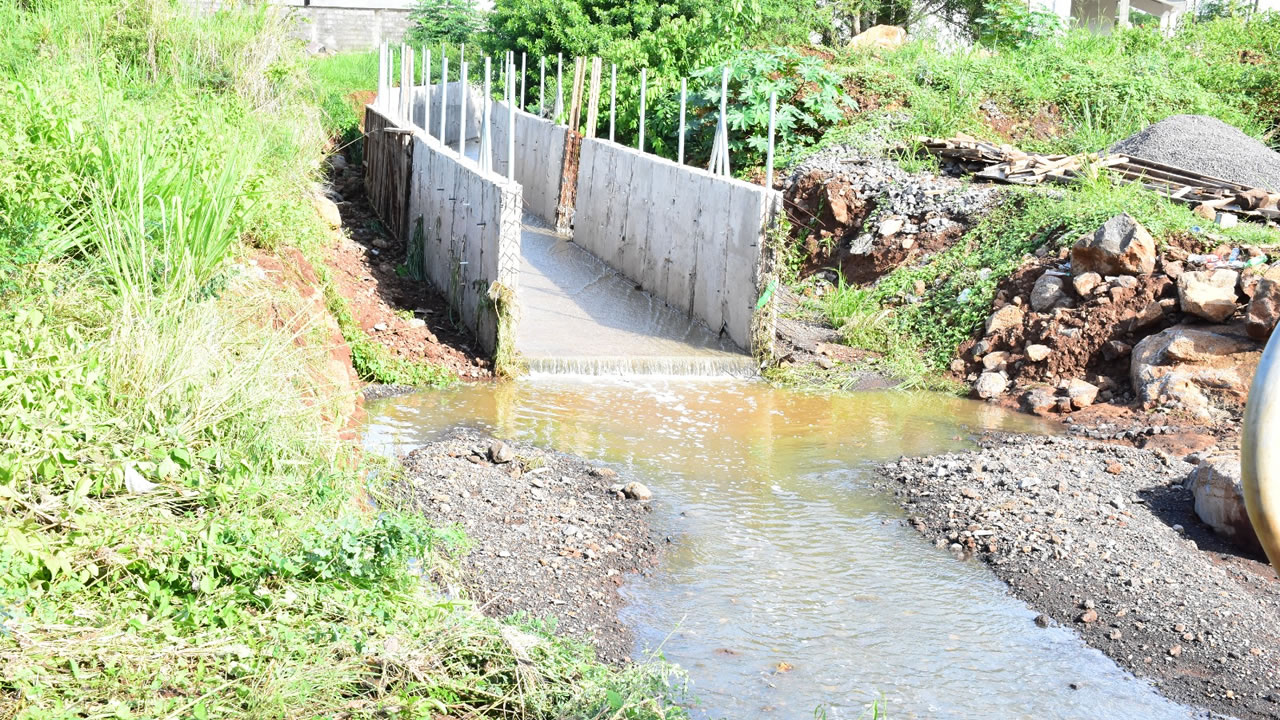 Des travaux en cours pour canaliser l'eau.