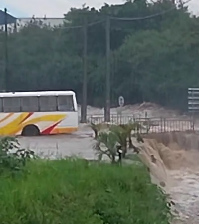 La route devenue impraticable avec le torrent d’eau.