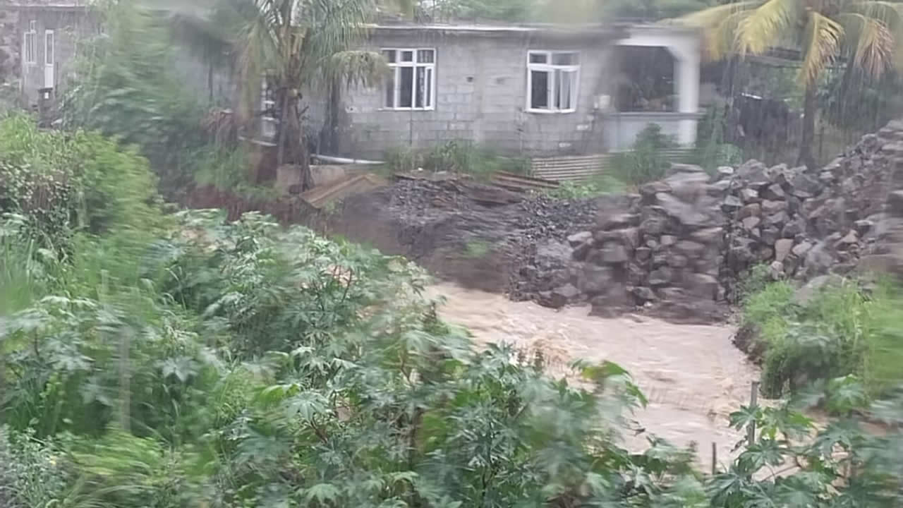 L'eau déferlant de la colline.