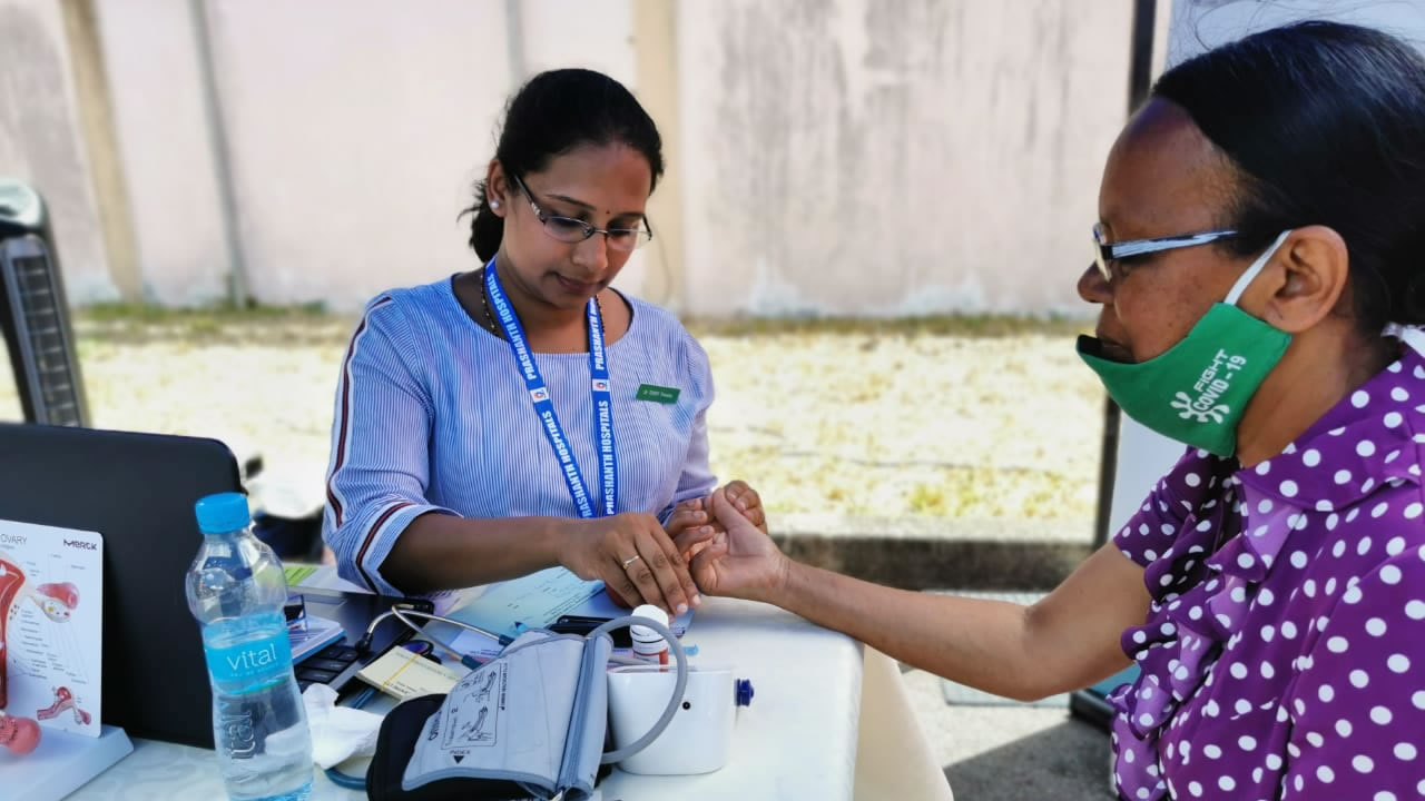 journée de la santé, du bien-être et de l'écologie 2020 oscultation médecin docteur patiente