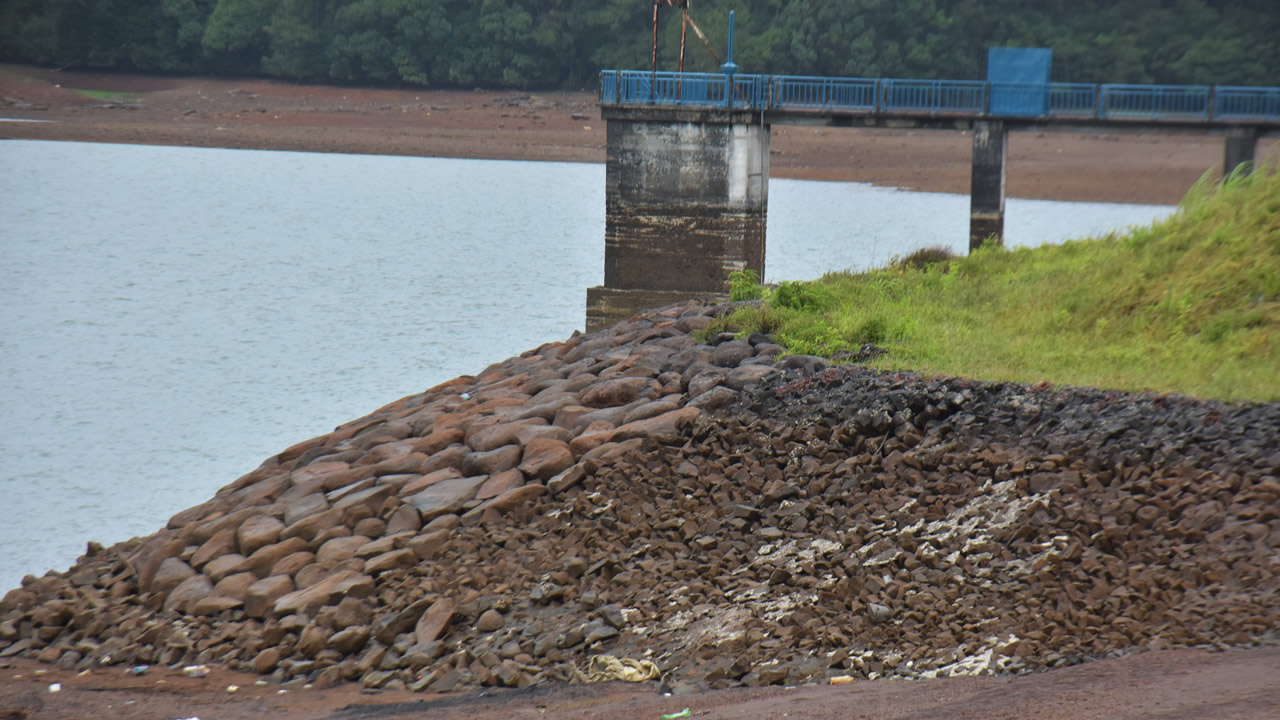 Une étude, achevée en 2019, avait recommandé de surélever  de 20 mètres le barrage de La Nicolière.