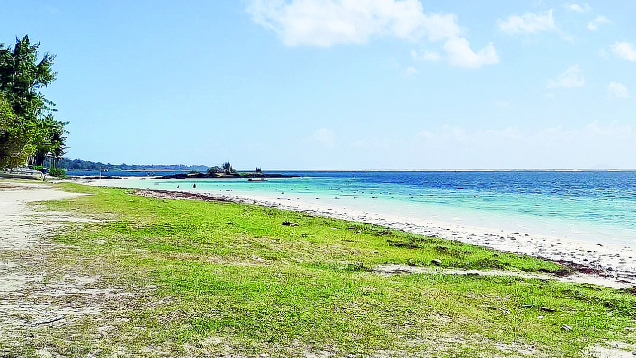 Les plages de Flic-en-Flac et Belle-Mare.