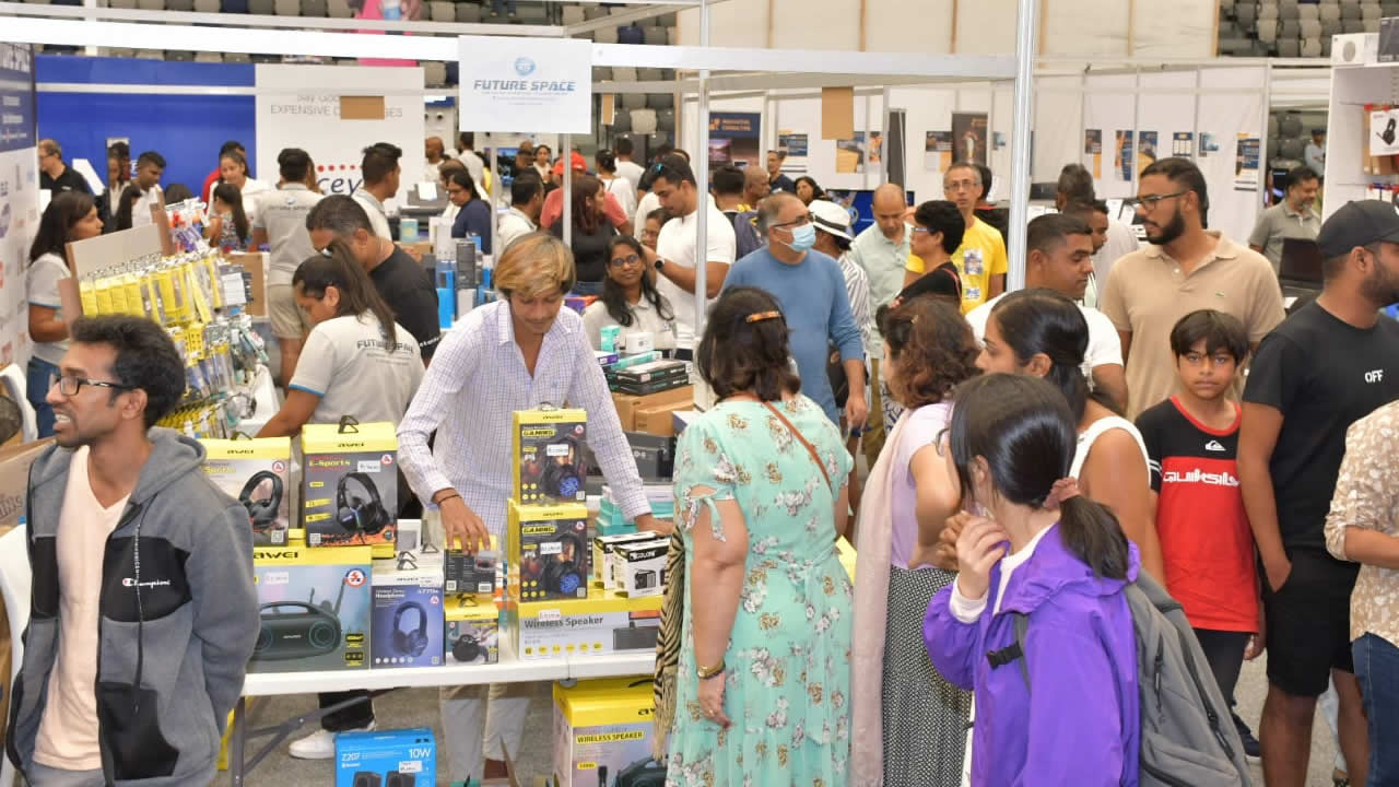 Les allées du salon étaient bondées le dimanche 20 août 2023.