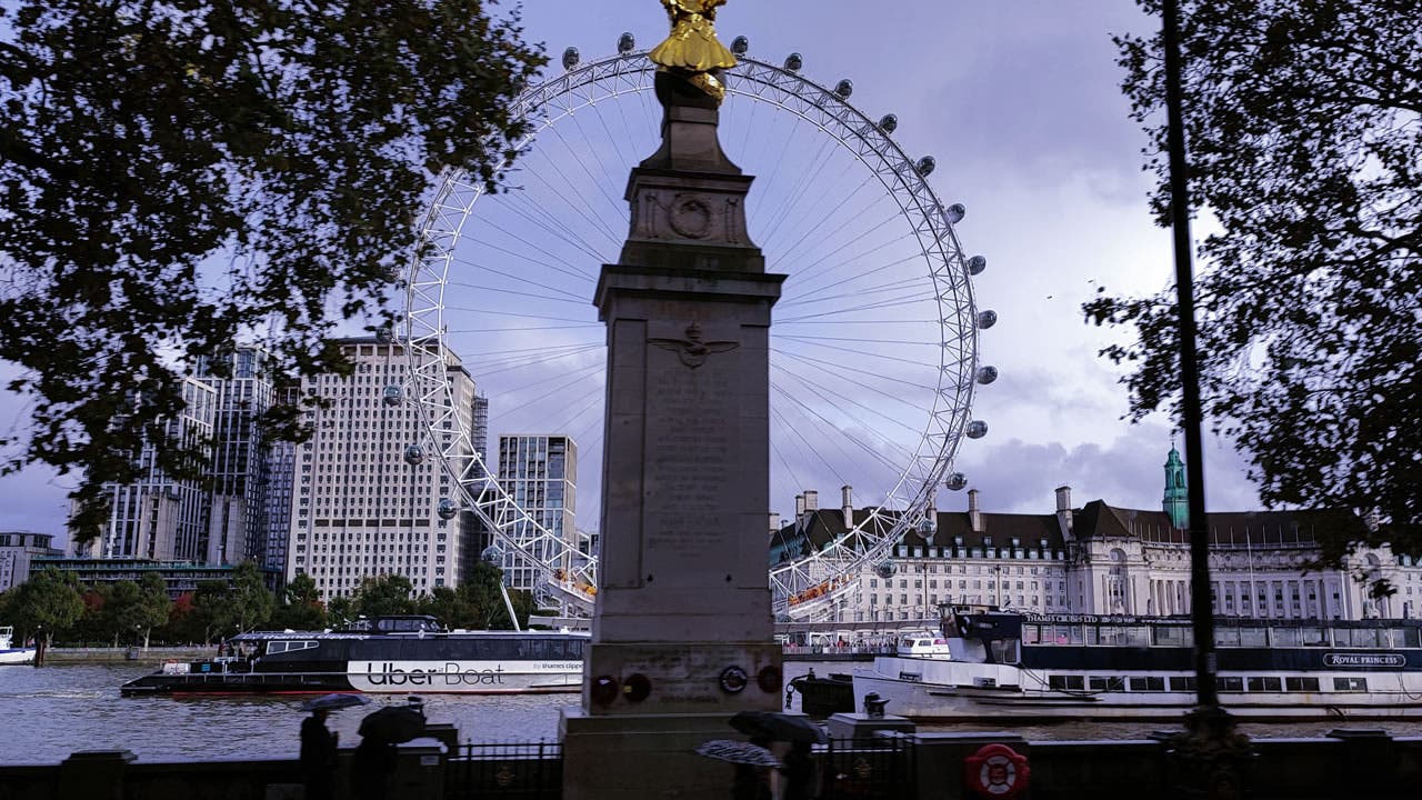 Le London Eye, également connu sous le nom de Millennium Wheel, est l'une des attractions les plus emblématiques de la ville de Londres.