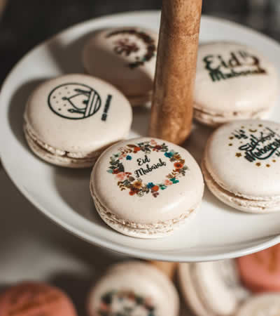 Les macarons sont  imprimés avec le souhait  « Eid Mubarak ».