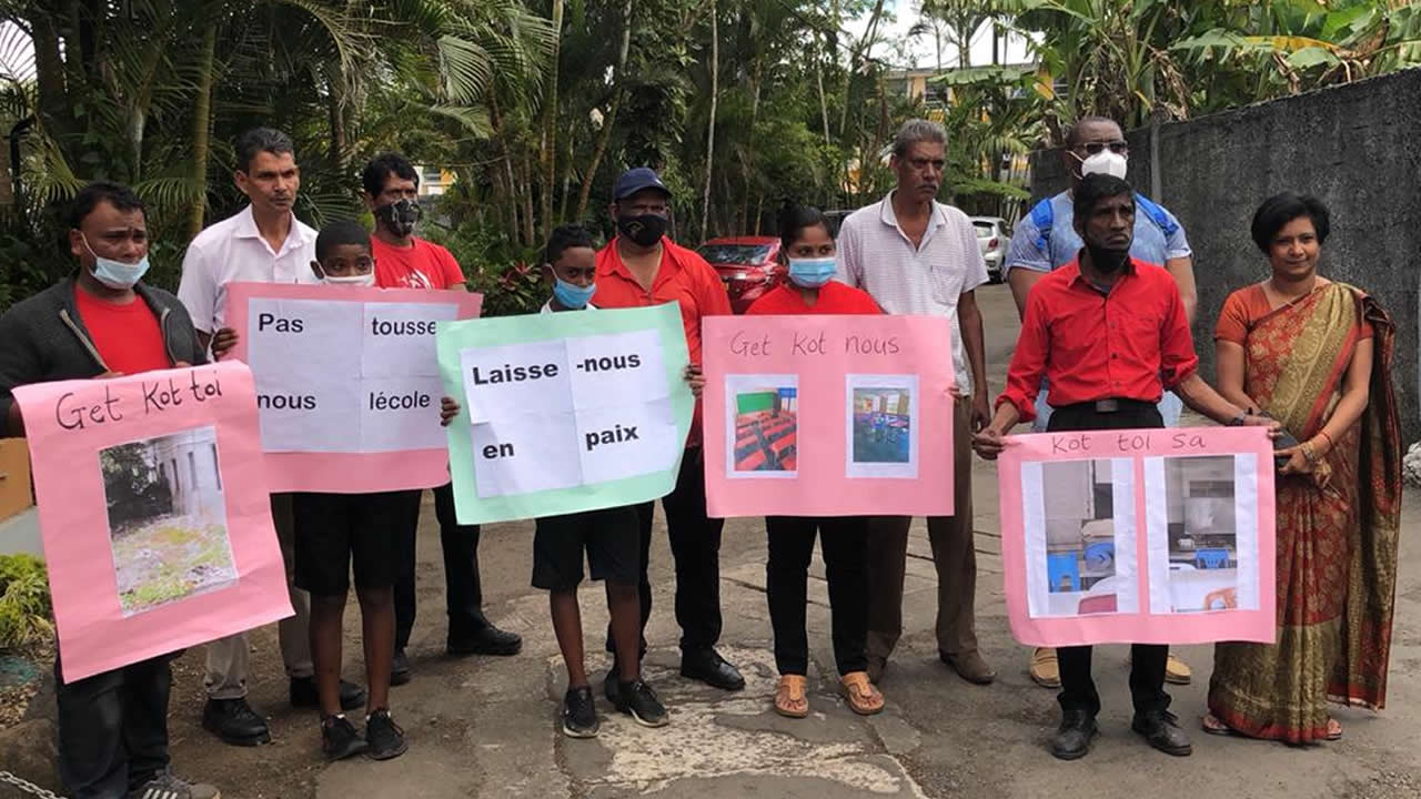 L’administration du College Mauritius accompagnée de certains du corps enseignant, non-enseignants et de parents ont riposté avec une contre-manif.