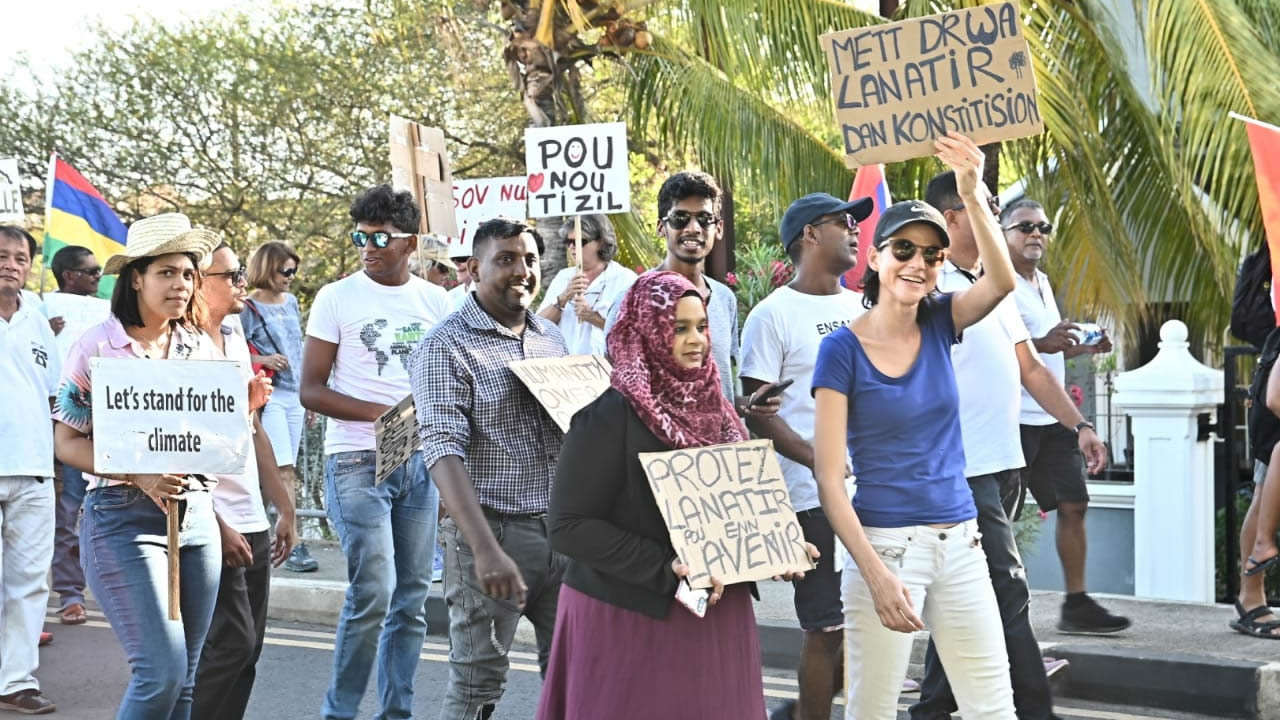 Joanna Bérenger et des manifestants