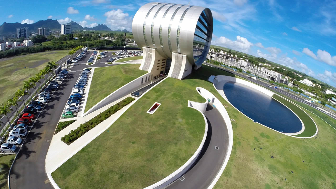 Le bâtiment de la MCB de St-Jean utilise de la lumière naturelle durant le jour et possède son système de collecte d’eau de pluie. Son architecture fait qu’il soit orienter de sorte à capter l’air naturel.