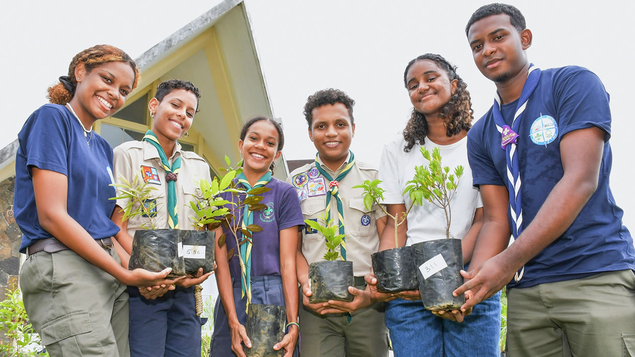 Mélanie, Elina, Alexandra, Mitch, Célina et Terry, tous des jeunes de Piton, font partie des ambassadeurs de la mini-forêt de Piton. 