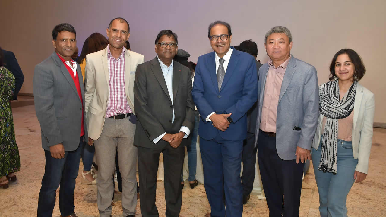 Steven Obeegadoo encadré par Atma Bumma, Charles Cartier et Marday Venketasamy, respectivement porte-parole, CEO et président du board d’Air Mauritius, et par Alain Wong So, commissaire du Tourisme de Rodrigues et Nikita Obeegadoo.