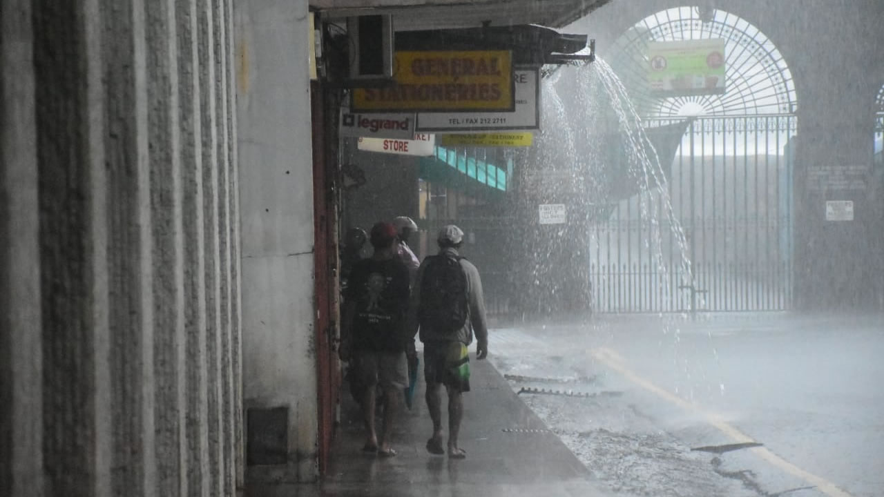 Pluies torrentielles : des accumulations d’eau à Port-Louis