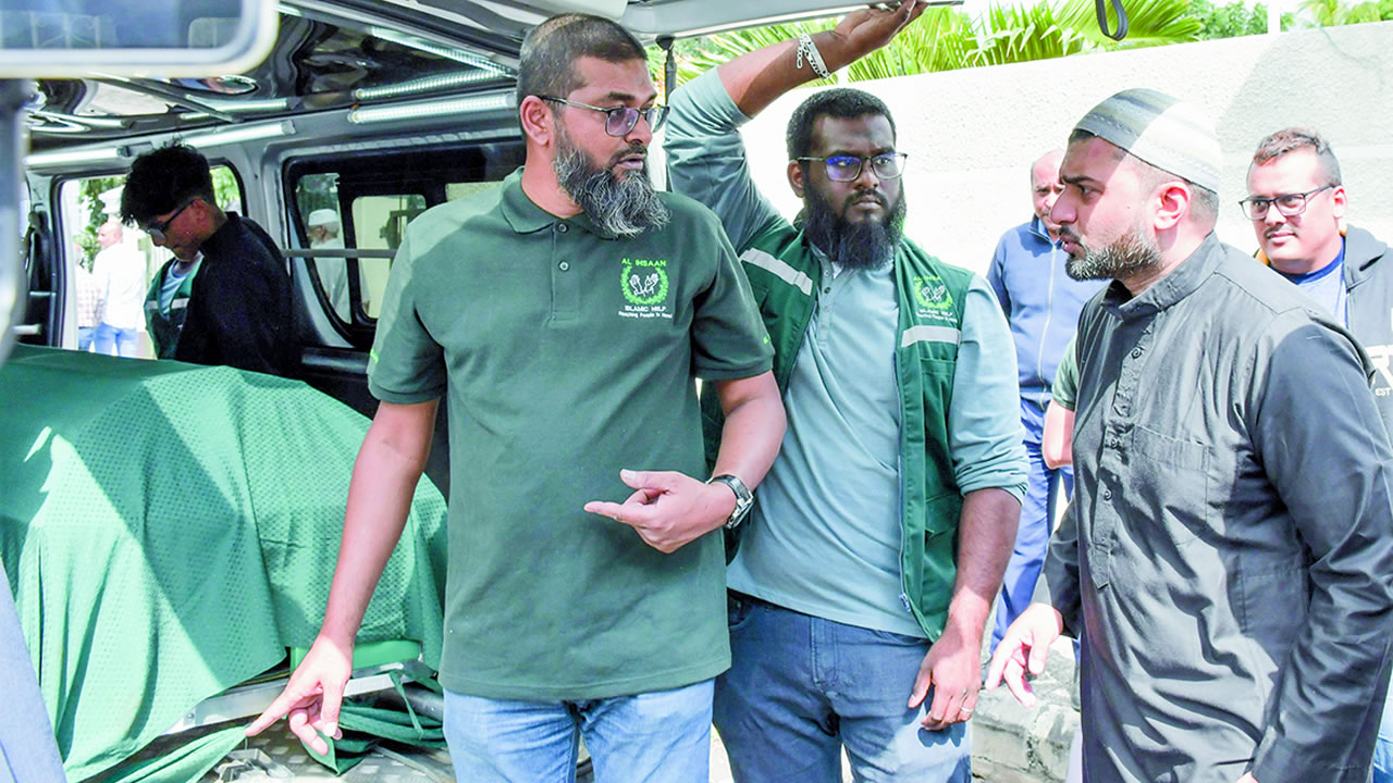 Son fils Ziyad Issack s’assurant du bon déroulement des funérailles auprès  des membres du centre d’Al Ihsaan.