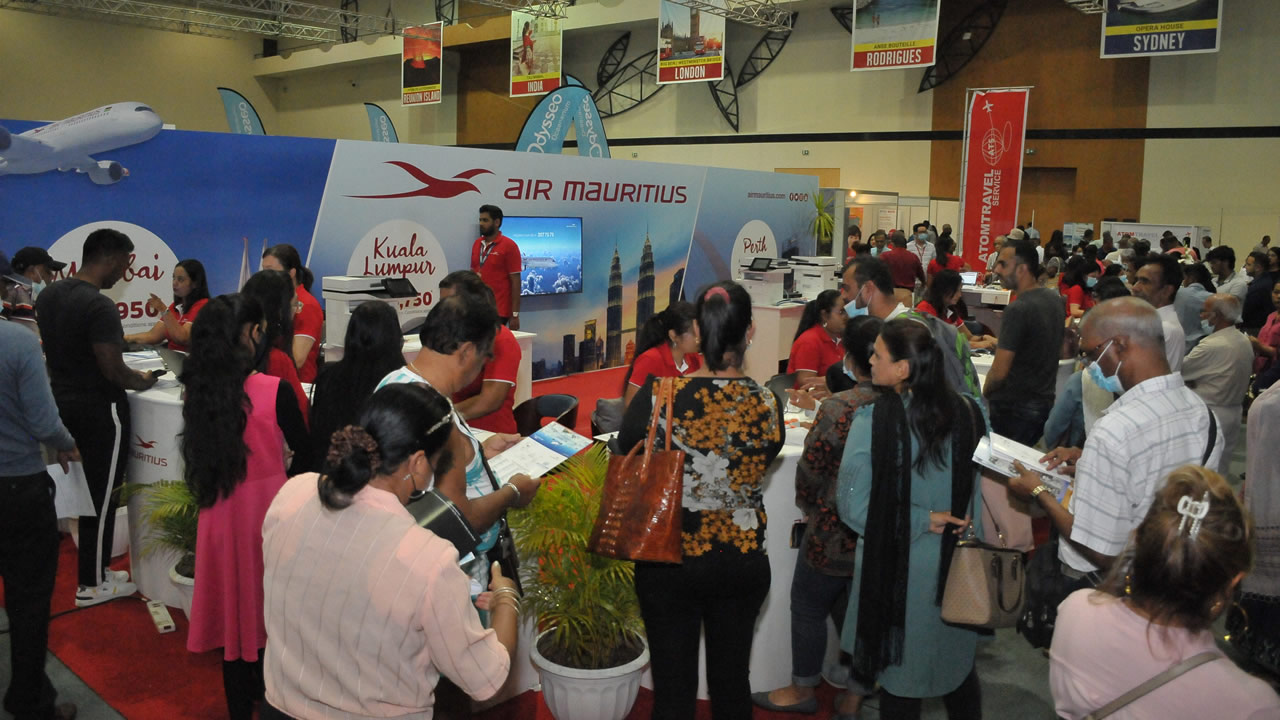 Les amateurs de voyage affluent en nombre sur le stand d'Air Mauritius.