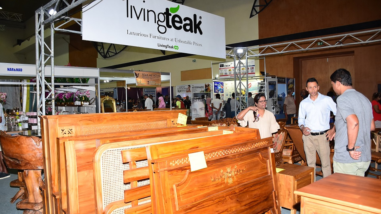 Living Teak fait la part belle aux meubles en teck de style contemporain et classique. 