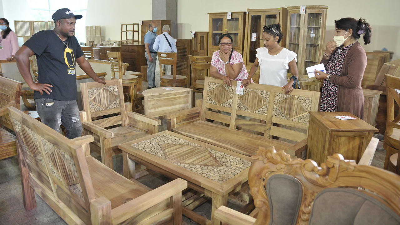 Des meubles en teck pour l’intérieur comme l’extérieur sont proposés par Million Teak. 