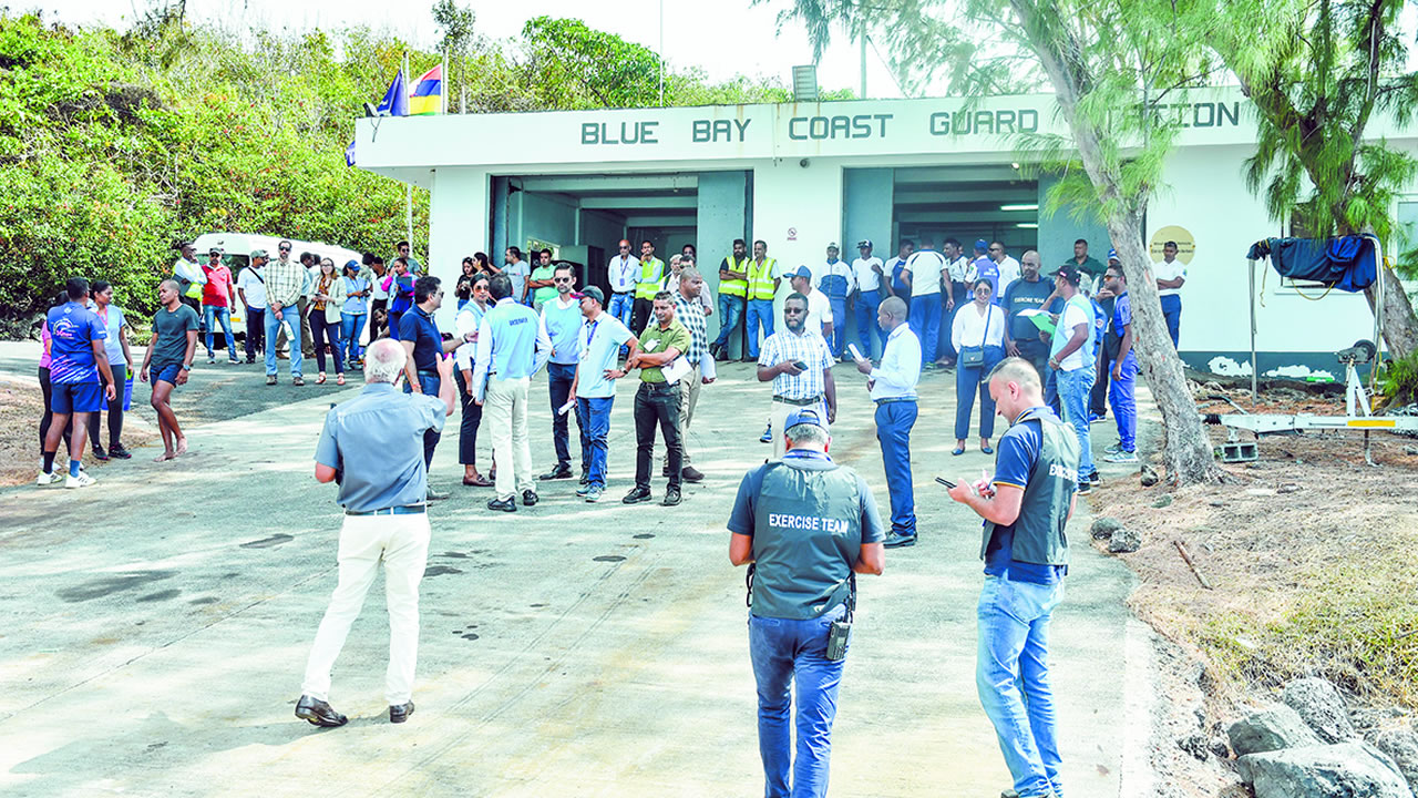 Observateurs, garde-côtes, ambulanciers, pompiers et autres unités du secteur médical et de l’ordre sont réunis au poste de la NCG de Blue-Bay pour l’exercice de simulation.