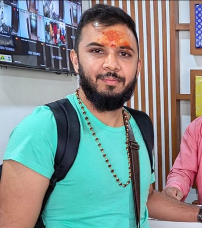 Après une année de travail, Akshaye Gunnoo se prépare pour un voyage spirituel en Inde.