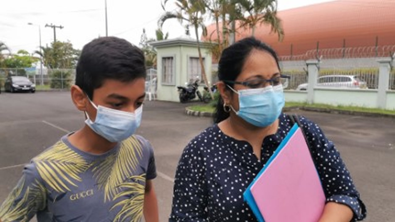 Gaurish et sa mère Pratima Askoorum, laquelle estime qu’il est temps que les cours reprennent en présentiel. 