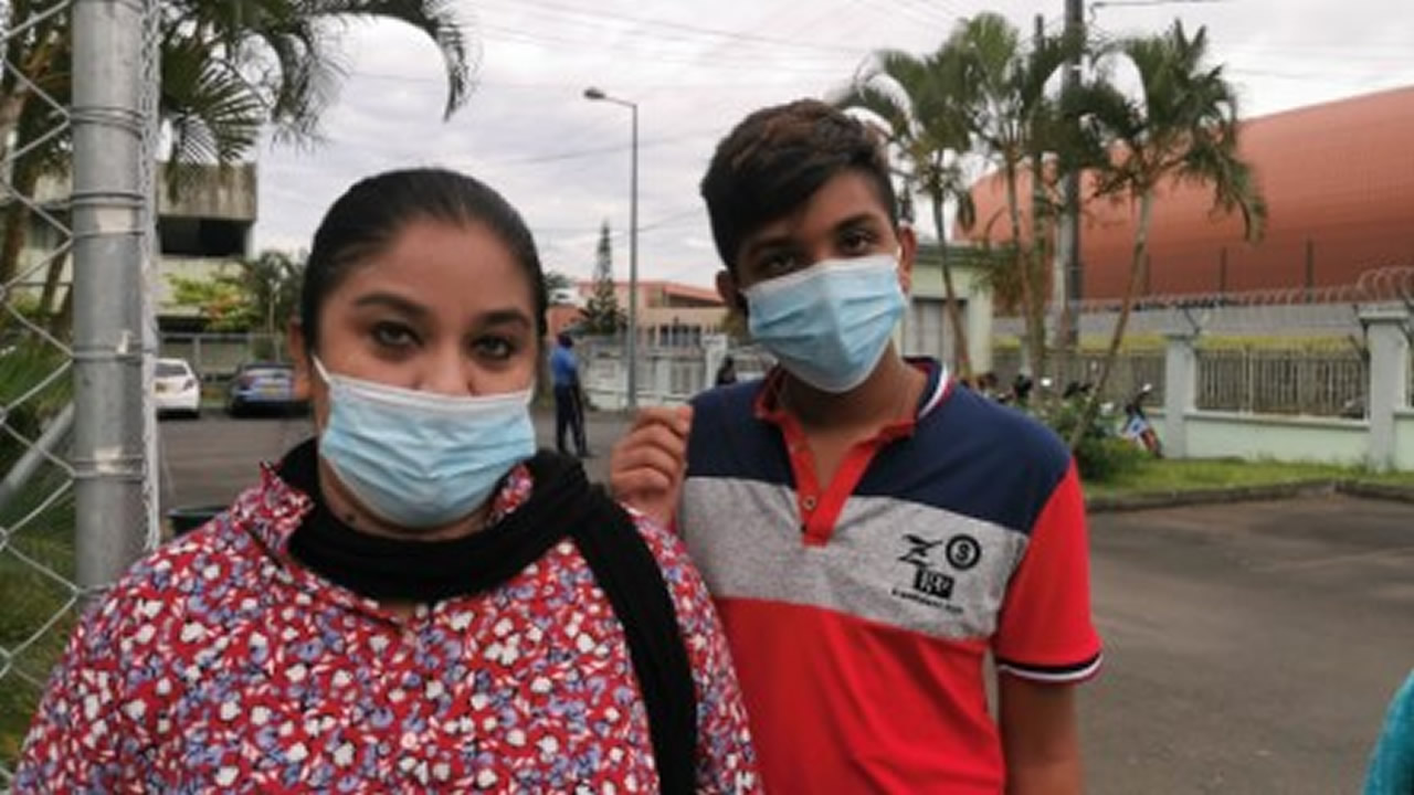 Sameera Khadaroo a encouragé son fils Nabil à se faire vacciner. 