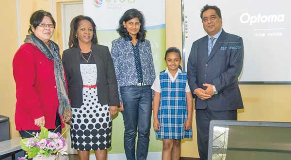 Sœur Thérèse Yaw, Manager of Loreto Junior School Curepipe, the School Head Master Jacqueline Raboude, Belinda Teeroovengadum – Ramtohul, Communication Manager of Vivo Energy Mauritius, Ilona Veerasawmy and Kiran Juwaheer, Managing Director of Vivo Enegry Mauritius.